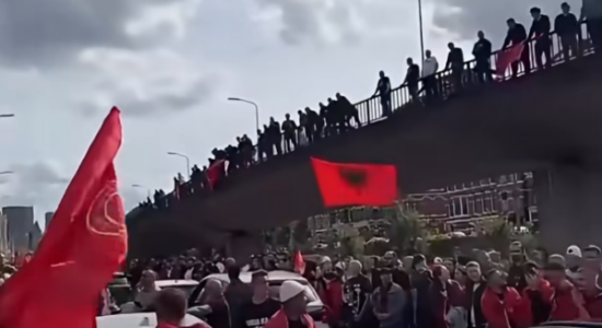 Nesër vendimi për ish-krerët e UÇK-së, qindra shqiptarë me flamuj kuq e zi mblidhen në Hagë