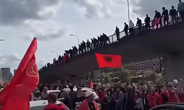 Nesër vendimi për ish-krerët e UÇK-së, qindra shqiptarë me flamuj kuq e zi mblidhen në Hagë