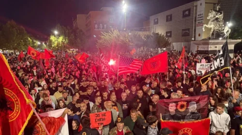 Për të gjashtën natë, qytetarët protestojnë në Prishtinë kundër aktgjykimit të Speciales