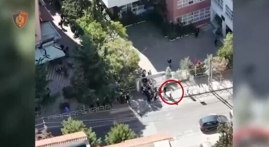 Shisnin drogë pranë shkollave në Tiranë, arrestohen 31 persona, 14 të tjerë në kërkim