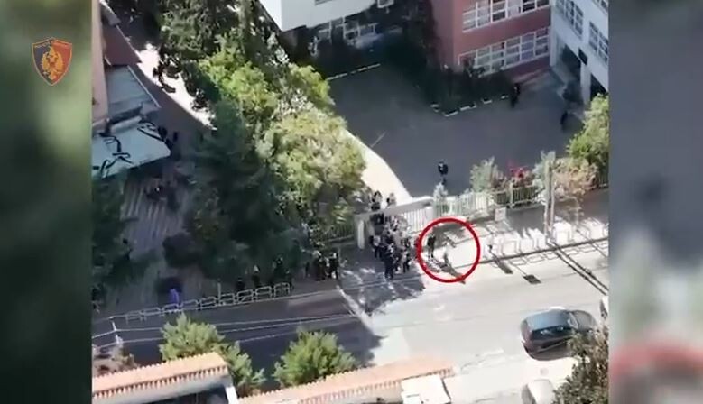 Shisnin drogë pranë shkollave në Tiranë, arrestohen 31 persona, 14 të tjerë në kërkim