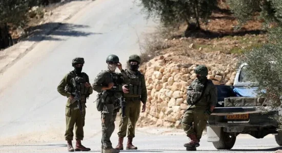Ushtria izraelite mbyll rrugën e fundit drejt një fshati në Bregun Perëndimor, izolon 47 familje palestineze