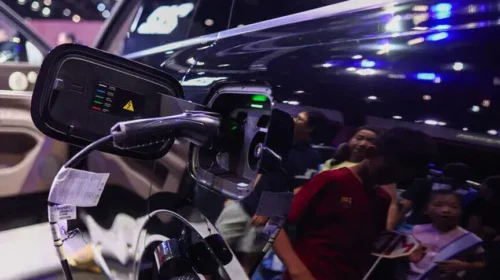 BE i kërkon Mbretërisë së Bashkuar të rrisë tarifat ndaj makinave kineze
