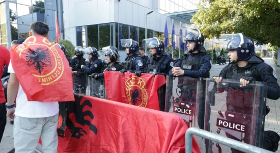 Protesta në Prishtinë, Policia thirrje pjesëmarrësve: Tregoni kujdes e maturi, mos hidhni gjësende të forta