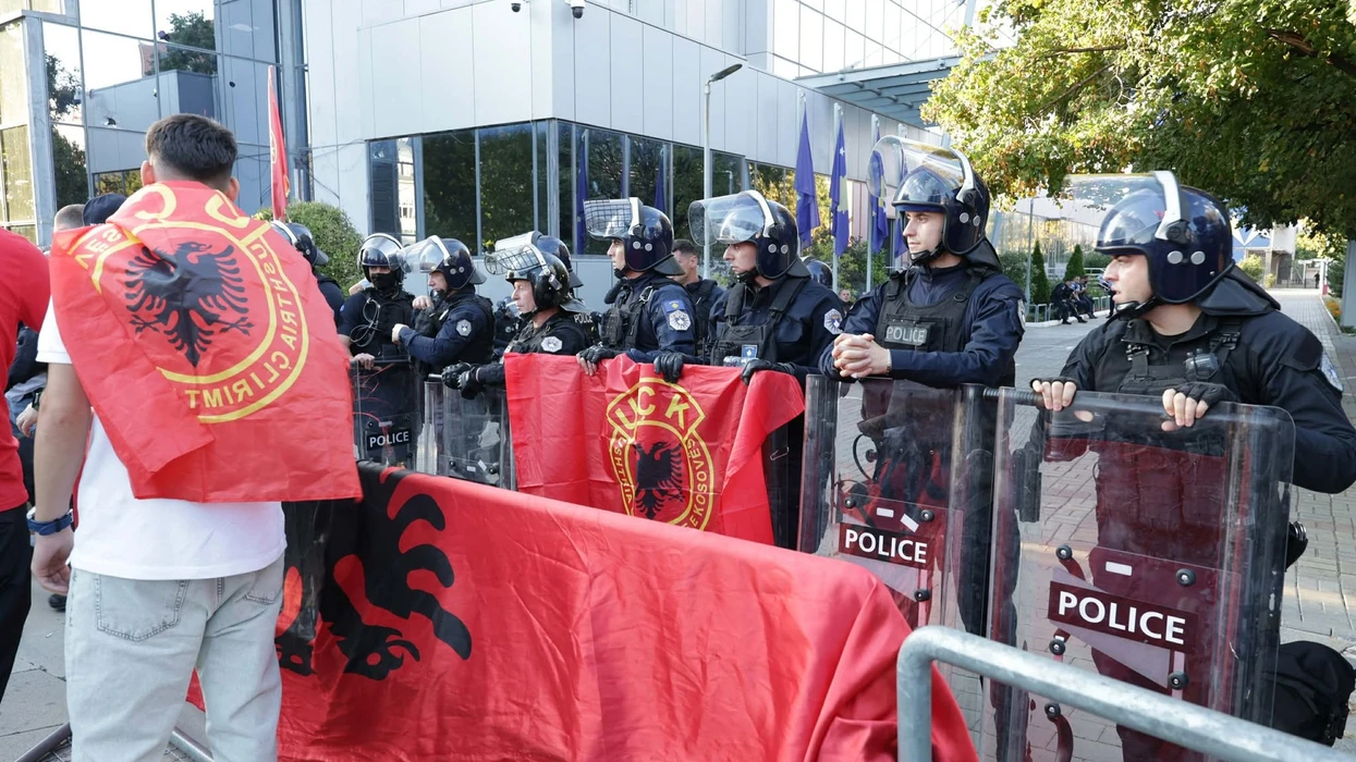Protesta në Prishtinë, Policia thirrje pjesëmarrësve: Tregoni kujdes e maturi, mos hidhni gjësende të forta