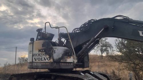 (VIDEO) Stadiumi i Shkëndijës së Haraçinës, sa nisën punimet, digjet ekskavatori