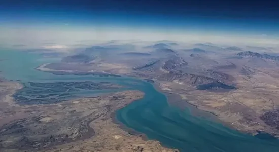 Mbi 17 milionë fuçi naftë kaluan të hënën përmes Ngushticës së Hormuzit