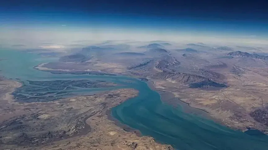 Mbi 17 milionë fuçi naftë kaluan të hënën përmes Ngushticës së Hormuzit