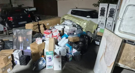 Ndalohet një person nga Kumanova, i sekuestrohen mbi 1.000 copë mallrash të kontrabanduara