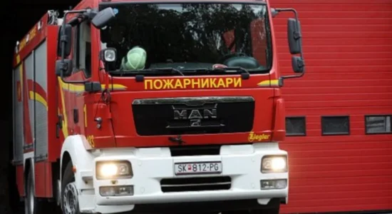 Shpërthen zjarr në një depo me ngjyra në Shkup, zjarrfikësit në terren