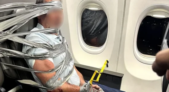 Dramë në fluturimin e American Airlines – burri shkaktoi shumë probleme, pasagjerët e lidhën për ulëse