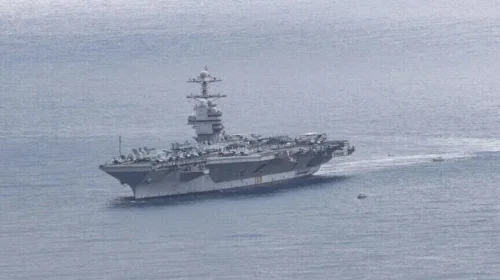 IRGC-ja e Iranit thotë se ka shënjestruar aeroplanmbajtësen dhe një destrojer amerikan me raketa balistike