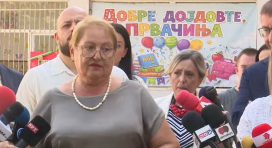 (VIDEO) Ministrja u thotë fëmijëve të kërkojnë motra dhe vëllezër