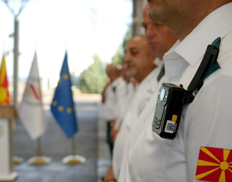Kujdes se si silleni në kufij  Doganierët në  Bllacë    Qafë Thanë  dhe  Tabanocë  do kenë kamera në uniforma