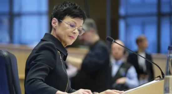 Komisionerja e BE-së për Zgjerim, Marta Kos, thotë se Maqedonia duhet të bëjë ndryshime kushtetuese që do të përfshinin bullgarët në Kushtetutë, si kusht për vazhdimin e procesit të integrimit evropian.  Në një intervistë me “BNT”, kur u pyet se si mund të ndikonte te Shkupi për të bërë ndryshime kushtetuese, Kos tha se beson që me qeverinë e re bullgare, do të gjendet një mënyrë që procesi me Maqedoninë e Veriut të vazhdojë.