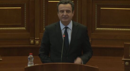 Kurti nga Kuvendi deklarohet për ish-krerët: Asnjë gjykatë vendore apo ndërkombëtare nuk mund ta njollosë UÇK-në