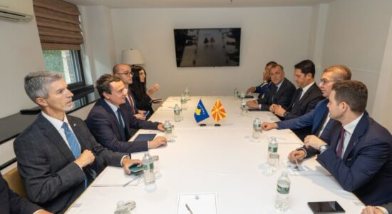 Mickoski takohet me Kurtin: Diskutojnë bashkëpunimin rajonal dhe marrëdhëniet e fqinjësisë së mirë