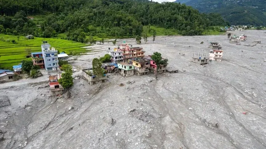 Rritet në 1.398 numri i viktimave nga përmbytjet në Nepal-Kinë, të zhdukur mbi 5.500 persona