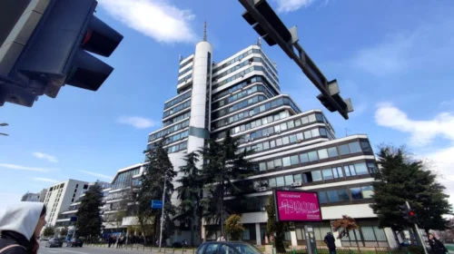 Qeveria rekomandoi punë nga shtëpia për të punësuarit në institucionet në ndërtesën e “Nova Makedonija”-s për shkak të avarisë teknike