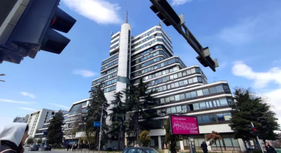 Qeveria rekomandoi punë nga shtëpia për të punësuarit në institucionet në ndërtesën e “Nova Makedonija”-s për shkak të avarisë teknike