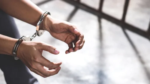 Privohen nga liria dy persona në Kavadar, policia gjeti drogë dhe para