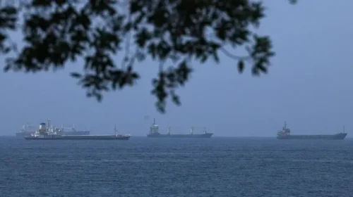 Irani shënjestron 2 anije amerikane dhe 8 cisterna nafte në Gjirin Persik