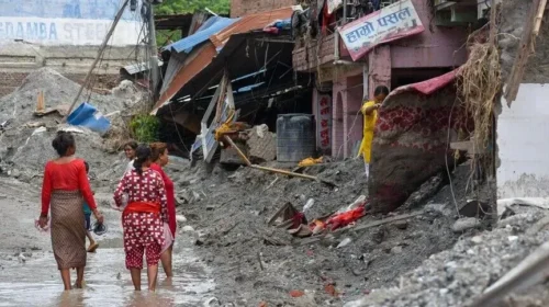 Rritet në 1.130 numri i viktimave nga përmbytjet në Nepal-Kinë, gati 4.500 të zhdukur