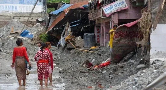 Rritet në 1.130 numri i viktimave nga përmbytjet në Nepal-Kinë, gati 4.500 të zhdukur