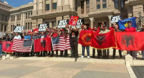 Shqiptarët e Teksasit protestuan në Austin në mbështetje të UÇK-së