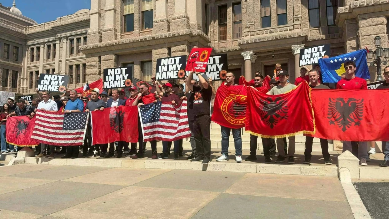 Shqiptarët e Teksasit protestuan në Austin në mbështetje të UÇK-së