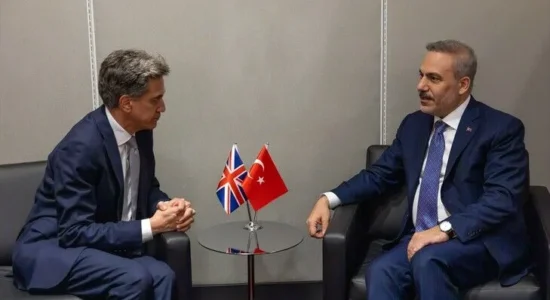 Ministri i Jashtëm turk dhe sekretari i Jashtëm britanik zhvillojnë bisedime në Nju Jork