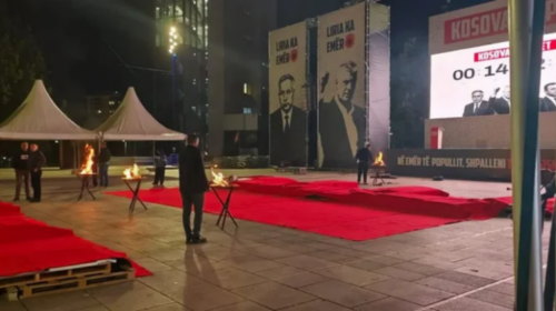 Pak orë para verdiktit në Hagë, në Prishtinë ndizen “Flakët e Lirisë”