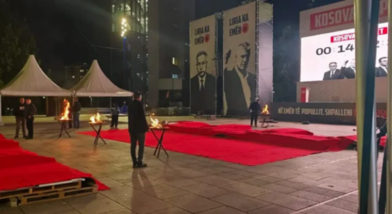 Pak orë para verdiktit në Hagë, në Prishtinë ndizen “Flakët e Lirisë”