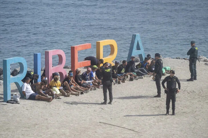 Raporti i policisë spanjolle pretendon se Maroku orkestroi migrimin masiv drejt Ceutës