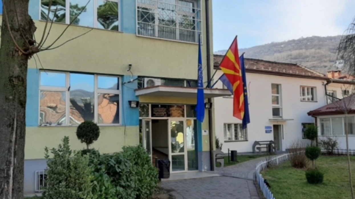 Katër shtetas polakë ndalohen pasi dëmtuan derën e magazinave ushtarake në Tetovë