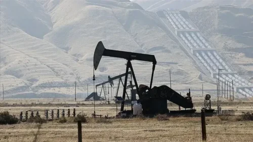 IEA: Furnizimi global me naftë bie me 1.6 milion fuçi në ditë në gusht