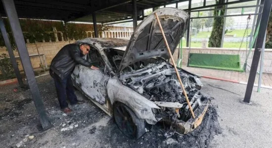 Okupuesit izraelitë sulmojnë fshatin Rantis në Bregun Perëndimor dhe djegin automjete të palestinezëve
