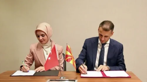 (VIDEO) Ministrja turke viziton RMV-në, memorandum bashkëpunimi me Turqinë në fushën e shërbimeve sociale