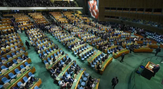 Delegacionet e rreth 70 vendeve protestuan duke braktisur sallën e OKB-së gjatë fjalimit të Netanyahut