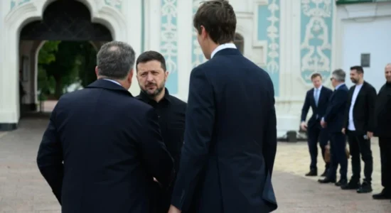 Zelensky merr mesazh nga të dërguarit e Trump se “rusët janë gati të negociojnë”