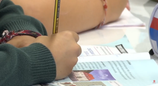 (VIDEO) Pisa 2025 ndez alarmin në RMV, vetëm 1 në 4 nxënës lexon në nivelin bazë
