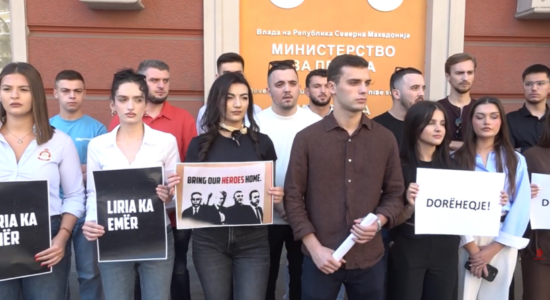(VIDEO) Pas deklaratës për vendimin e Hagës, të rinjtë e BDI-së kërkojnë dorëheqjen e ministrit të drejtësisë