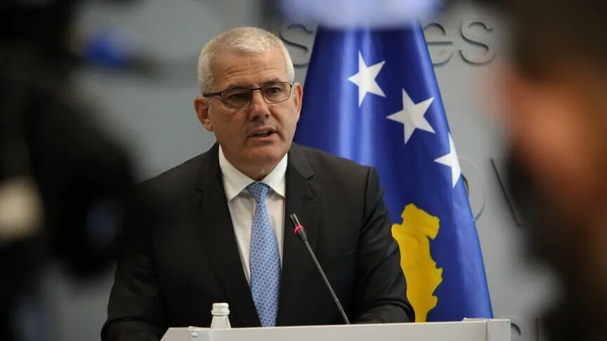 Xhelal Sveçla dënohet me 1 vit burgim me kusht për gazin lotsjellës në Kuvendin e Kosovës