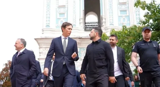 Zelensky takohet me të dërguarit amerikanë Witkoff dhe Kushner në Kiev