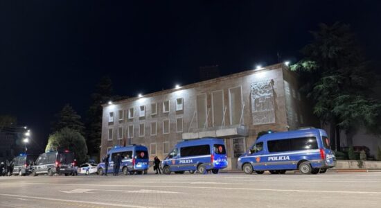 Protesta në Tiranë, arrestohen 23 persona, 13 procedohen penalisht dhe 30 shpallen në kërkim