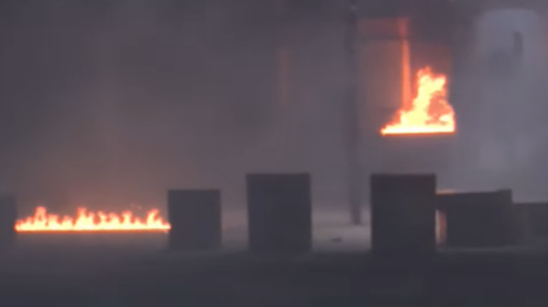 Protestuesit sulmojnë me molotovë Ministrinë e Brendshme, efektivët kundërpërgjigjen nga tarraca me gaz lotsjellës