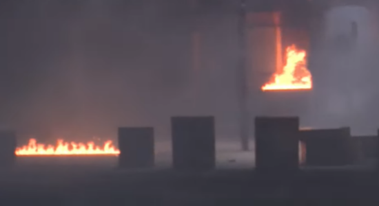 Protestuesit sulmojnë me molotovë Ministrinë e Brendshme, efektivët kundërpërgjigjen nga tarraca me gaz lotsjellës