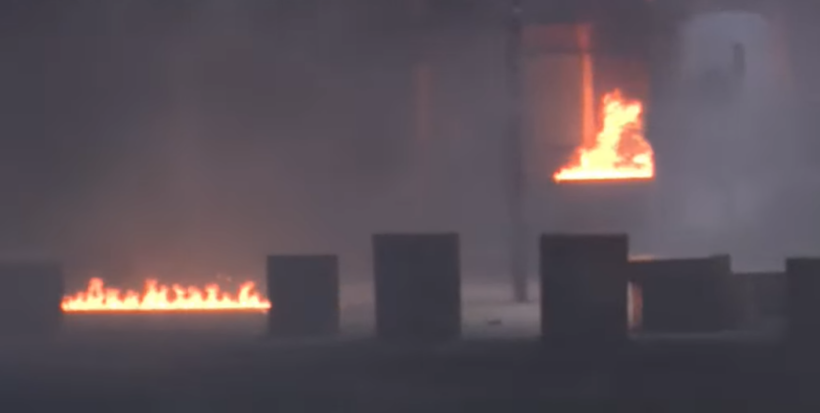 Protestuesit sulmojnë me molotovë Ministrinë e Brendshme, efektivët kundërpërgjigjen nga tarraca me gaz lotsjellës