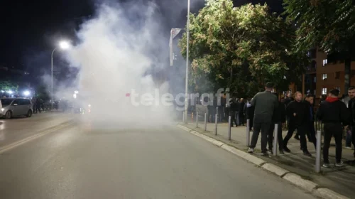 Tensionohet situata para Kuvendit të Kosovës, hidhen fishekzjarre dhe gaz lotsjellës