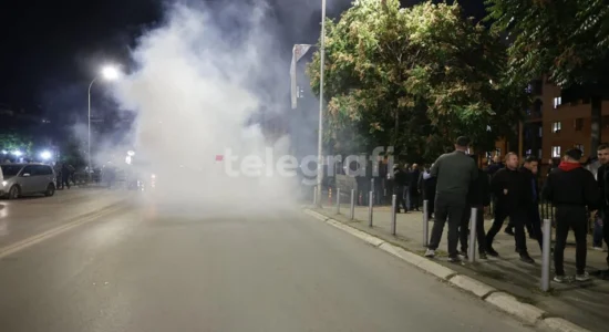 Tensionohet situata para Kuvendit të Kosovës, hidhen fishekzjarre dhe gaz lotsjellës